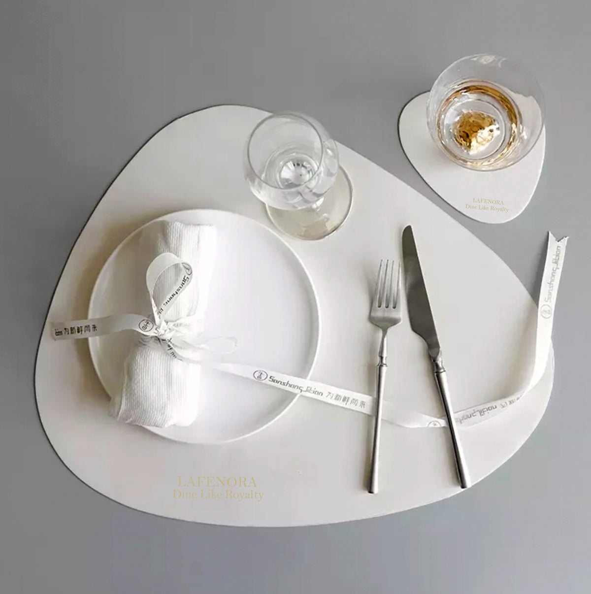 HOW TO INCLUDE A LEATHER PLACEMAT IN YOUR CHRISTMAS DECORATIONS.
